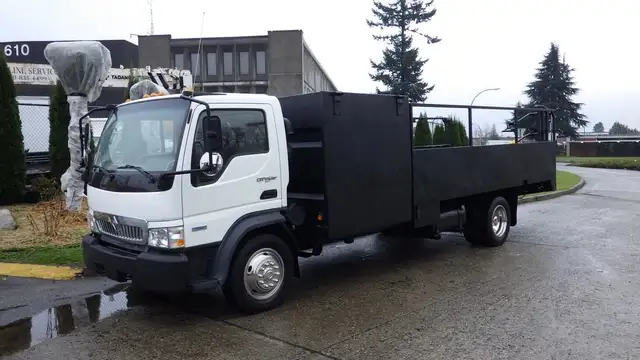 2009 international CF 600 City Star Side Dump Truck 3 Seater Die in Heavy Trucks in Richmond - Image 6