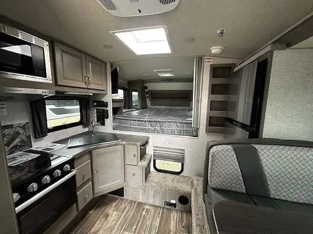 2026 ARCTIC FOX 811 in Travel Trailers & Campers in Edmonton - Image 3