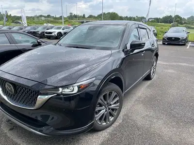 Le Mazda CX-5 Signature 2024 est le modèle le plus luxueux de la gamme CX-5, conçu pour offrir une e...
