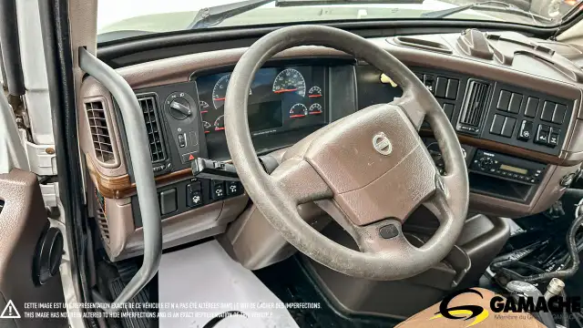 2012 VOLVO VHD 10 WHEEL DUMP TRUCK in Heavy Trucks in Chilliwack - Image 8