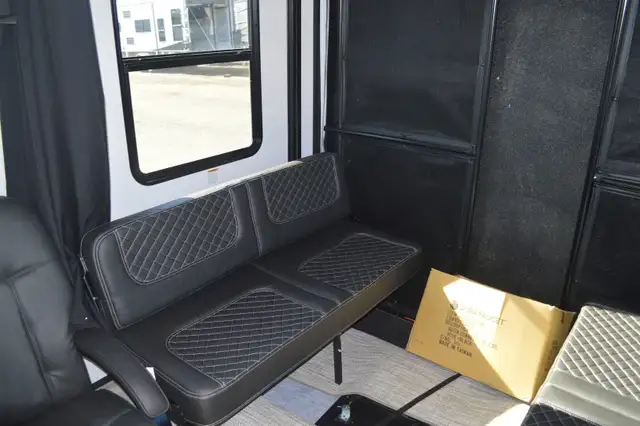 TOY HAULER CLEARANCE -STYKER 3414 W/REAR PATIO DECK UNDER COST in RVs & Motorhomes in London - Image 7