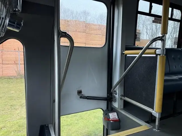 2011 ford F-550 31 Passenger Bus Powerstroke Diesel in Heavy Trucks in Richmond - Image 21