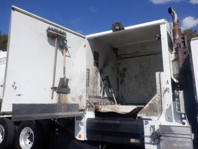 2008 international 7400 Garbage Truck Air Brakes Diesel in Heavy Trucks in Richmond - Image 19