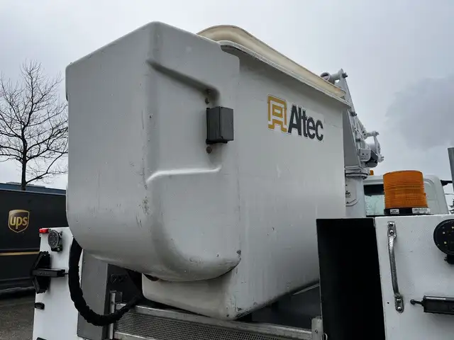 2013 International DuraStar MA025 Altec Bucket Service Truck in Heavy Trucks in Delta/Surrey/Langley - Image 29