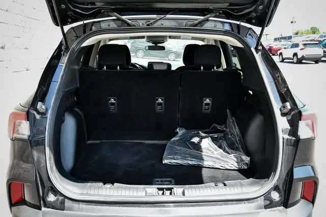 2020 Ford Escape SE • HEATED SEATS • CP/AA • NAV • PARK ASSIST in Cars & Trucks in Kingston - Image 9