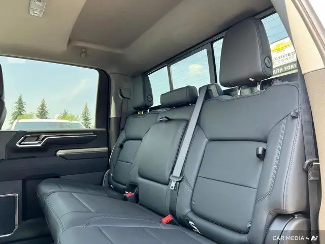 2025 Chevrolet Silverado 3500HD LTZ 4WD Crew Cab | 20IN FUEL dans Autos et camions dans Comté de Strathcona - Image 26