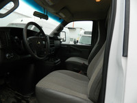 2023 CHEVROLET EXPRESS 12FT CUBE VAN 3500 (1 TON) Single wheel .4.3L engine automatic transmission,... (image 9)