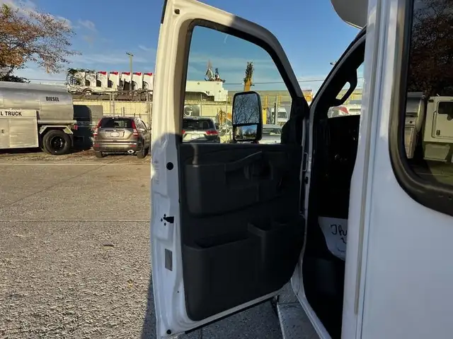 2017 chevrolet Express G4500 22 Passenger with Wheelchair Ramp O in Heavy Trucks in Richmond - Image 26