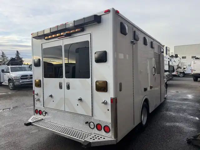 2019 Chevrolet Express 4500 Ambulance in Cars & Trucks in Calgary - Image 6