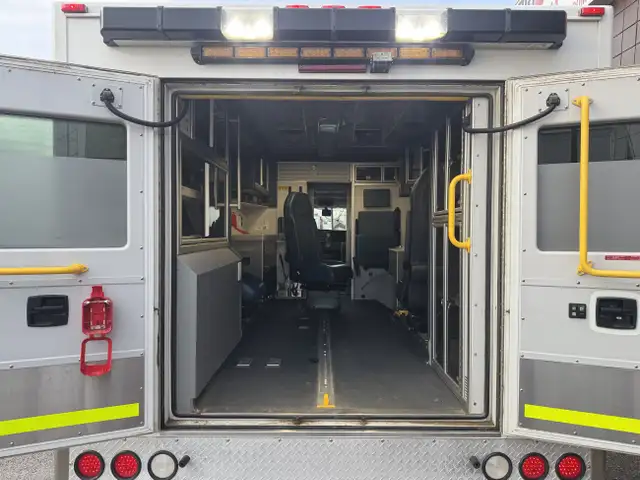 2019 Chevrolet Express 4500 Ambulance in Cars & Trucks in Calgary - Image 11