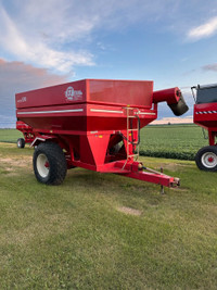 2010 E-Z Trail 500 Bushel Grain Cart , Always Sheded Nice