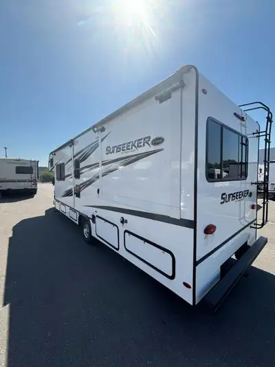 Great floorplan with outside kitchen and dual slideouts! FEATURES LIST Vehicle 7 Seatbelts 7 Sleeps...