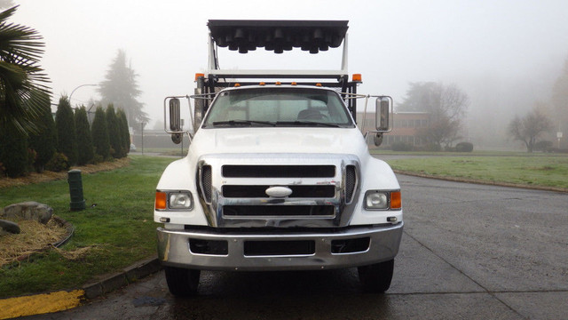 2008 Ford F750 18 Foot Flat Deck with Power Tailgate in Cars & Trucks in Delta/Surrey/Langley - Image 3