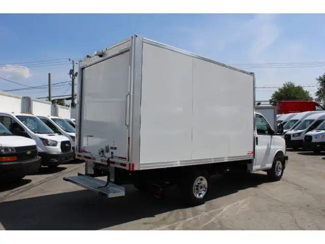 2025 GMC Savana CUBE 12 PIEDS ROUE SIMPLE 6.6 LITRES 117 KM in Cars & Trucks in Laval / North Shore - Image 5