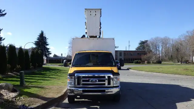 2015 ford Econoline E-450 Cube Van With Bucket in Heavy Trucks in Richmond - Image 4