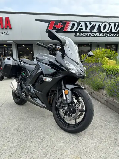 2016 Ninja 1000 Kawasaki with only 11300 kms! MSRP $9999 + $185 Doc = $10184 + applicable taxes! CAR...