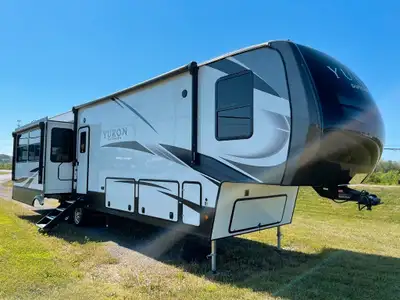 Superbe caravane à sellette 2022 Dutchmen Yukon 400RL avec 3 extensions, salon arrière, 3 climatiseu...