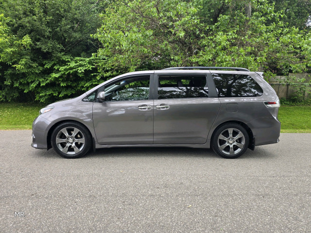 2015 TOYOTA SIENNA SE Leather Heated Seats, Reverse camera, P. s in Cars & Trucks in City of Toronto