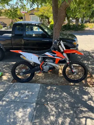 APPLY NOW: https://www.ridecollective.ca/get-pre-approved 2021 KTM 250SX is a powerful 250cc 2-strok...