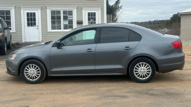 2013 Volkswagen Jetta Sedan Trendline+ 2.0L | Heated Seats in Cars & Trucks in Bedford - Image 4