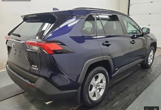 2020 Toyota RAV4 Hybrid XLE in Cars & Trucks in Winnipeg - Image 4