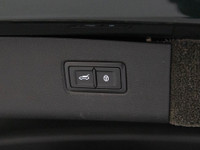 This beautiful 2019 Bentley Bentayga V8 is a local Ontario vehicle with a clean CARFAX report. A per... (image 8)