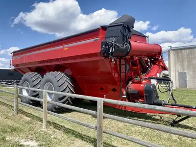 1600 Bu Capacity. 850 Bu / Minute unload rate. Large 1000 PTO Scales ,Tarp, Joystick control, Mitas...