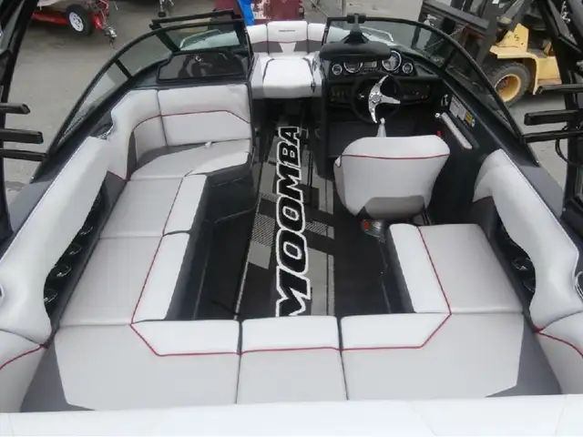 2014 Moomba Mondo in Powerboats & Motorboats in Granby - Image 5