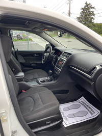 This 2013 GMC Acadia SLE2 is a reliable and spacious SUV for all your adventures! With its sleek whi... (image 9)