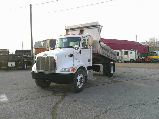  2016 Peterbilt 337 in Heavy Trucks in Hamilton - Image 3