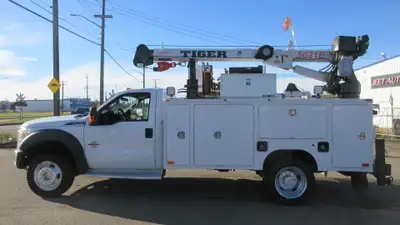 2014 FORD F-550 XLT SERVICE TRUCK WITH CRANE & COMPRESSOR NEW ARRIVAL... Amvic Licenced... - REG CAB...