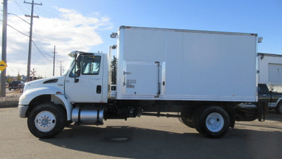 2011 International DUTRASTAR 4300 4X2 UTILITY CUBE BOX TRUCK 