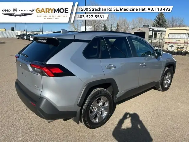 2023 Toyota RAV4 Hybrid XLE - Sunroof - Power Liftgate in Cars & Trucks in Medicine Hat - Image 4