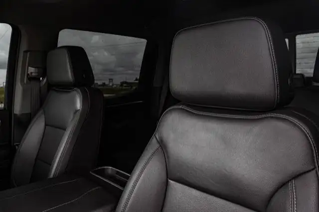 2023 Chevrolet Silverado 1500 RST CREWCAB 4X4 LEATHER dans Autos et camions dans Comté de Strathcona - Image 8