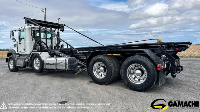 2015 MACK GU813 GRANITE GARBAGE TRUCK ROLL OFF in Heavy Trucks in Chilliwack - Image 6