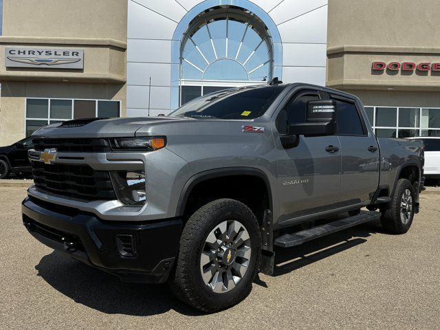 2024 Chevrolet Silverado 2500HD Custom Crew Cab 4WD | Low KMs in Cars & Trucks in Edmonton - Image 2