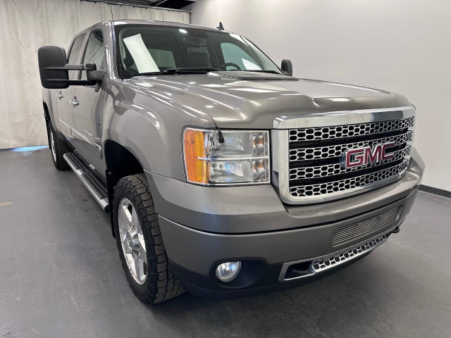 2014 GMC Sierra 2500HD Denali 6.6L DURAMAX 8CYL | HEATED & VE... in Cars & Trucks in Lethbridge