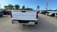 This Chevrolet Silverado 1500 is equipped with: 40/20/40 Front Split Bench Seat, Cruise Control, 10-... (image 9)