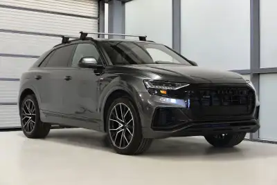 Traction intégrale Audi quattro / Daytona grey /S-Line / Black Optics / Jantes de 22 pouces / Toit o...