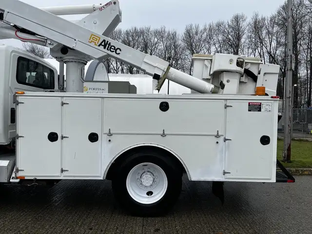 2013 International DuraStar MA025 Altec Bucket Service Truck in Heavy Trucks in Delta/Surrey/Langley - Image 55