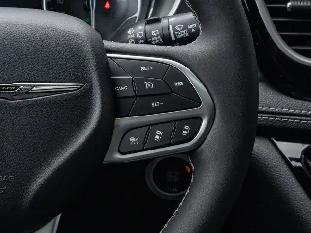 2025 Chrysler Pacifica Select in Cars & Trucks in Barrie - Image 23