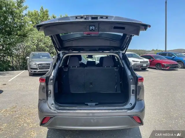 2022 Toyota Highlander LE | V6 Power | 8-Passenger Seating dans Autos et camions dans Cambridge - Image 13