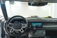 Land Rover Defender 110 P400 SE 2023: - Extérieur métallisé HAKUBA SILVER et intérieur en cuir EBONY... (image 9)