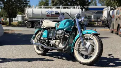 Add this classic Moto Guzzi to your collection !! With documentation, and it's a runner ! +$395 doc...