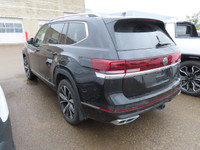 The 2024 Volkswagen Atlas Execline 2.0 TSI 4MOTION offers a harmonious blend of refined design, adva... (image 5)