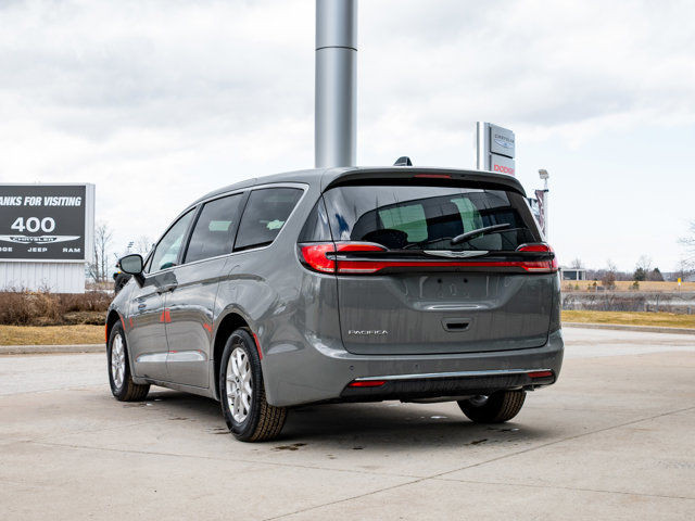 2025 Chrysler Pacifica Select in Cars & Trucks in Barrie - Image 3