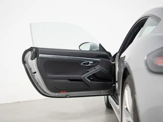 2024 Porsche 718 Cayman S | PREMIUM PKG | MANUAL | 20 IN WHEELS in Cars & Trucks in Mississauga / Peel Region - Image 13