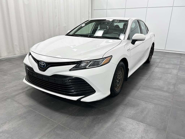  2020 Toyota Camry LE HYBRIDE - SIEGES CHAUFFANTS - BLUETOOTH in Cars & Trucks in Québec City - Image 3