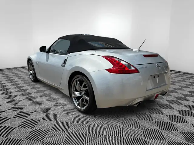 2014 Nissan 370Z 2dr Roadster Auto Touring w/Bordeaux Top in Cars & Trucks in Medicine Hat - Image 4