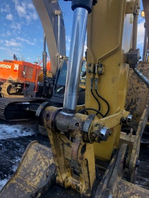 2018 CAT 325FL CR Excavator w/ hyd. coupler, thumb, aux hyd.  in Heavy Equipment in Calgary - Image 2